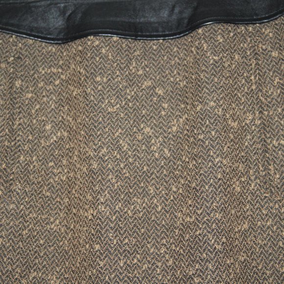 Anne Klein Petites Stylish Camel Boucle Black Leather Trim Skirt Size 10 - Picture 2 of 7